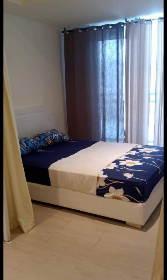 Home At Sm Bicutan Manila Esterno foto